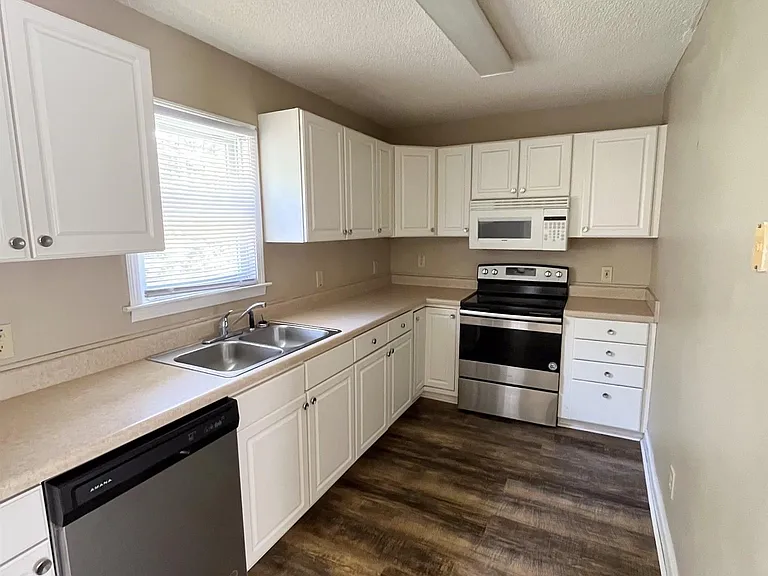 2446 Watson St #B — Photo 6