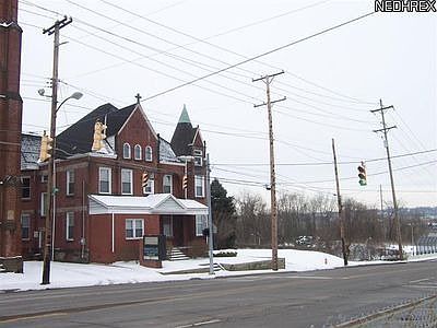 2nd image of 810 Oak St