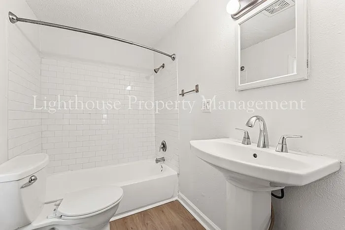 1021 Woodstock Ave — Photo 14