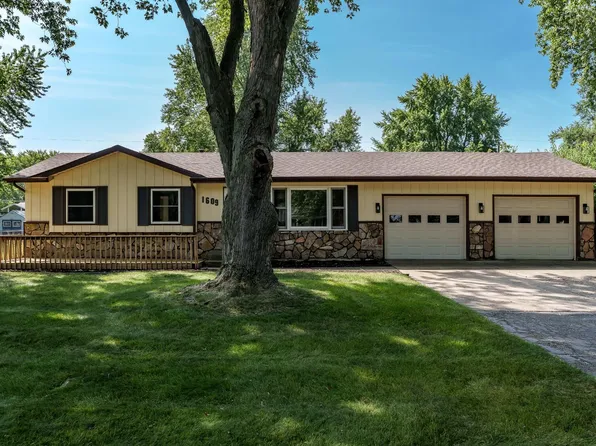 1609 Minns Dr, Machesney Park, IL 61115