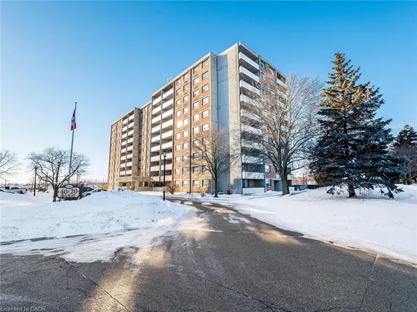 20 William Roe Blvd #308, Newmarket, ON L3Y 5V6