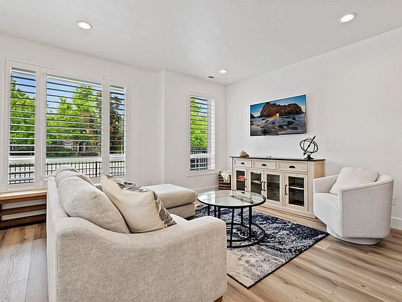 5th image of 386 E Presidio Ln