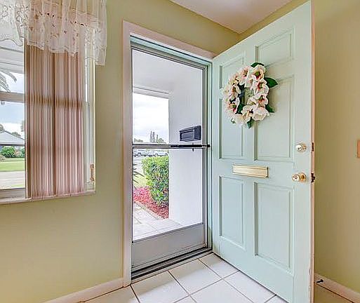 5th image of 327 Emerald Pl W