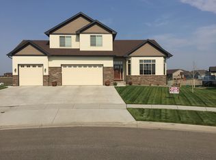 2704 20th St NW, Minot, ND 58703