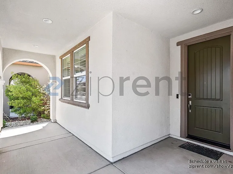 350 E Huntley Ave — Photo 3