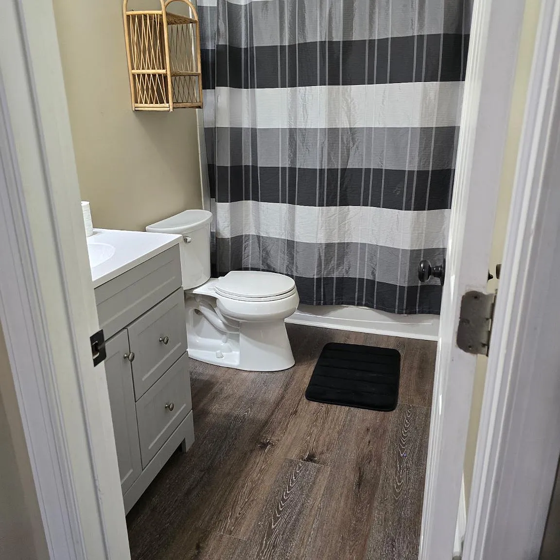 2 bed, 1.0 bath, 4398 sqft, $1,800 — Photo 4