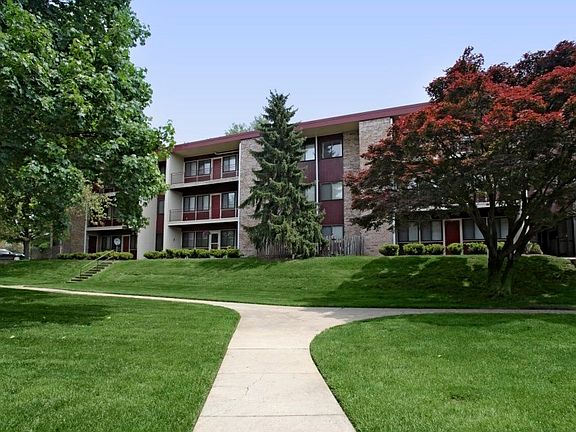 3rd image of 60 Manor Dr APT A3