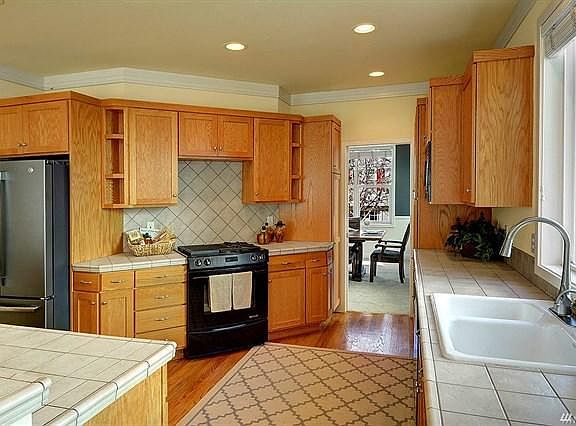 5th image of 1561 NE Iris St