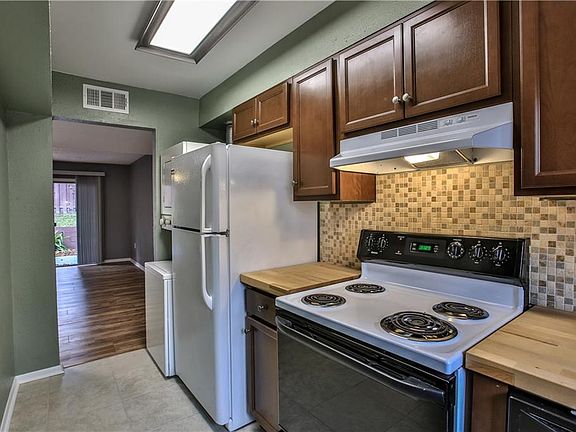 5th image of 621 W Indiana Ave #220