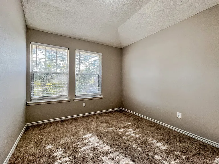 6902 Graham Dr — Photo 14