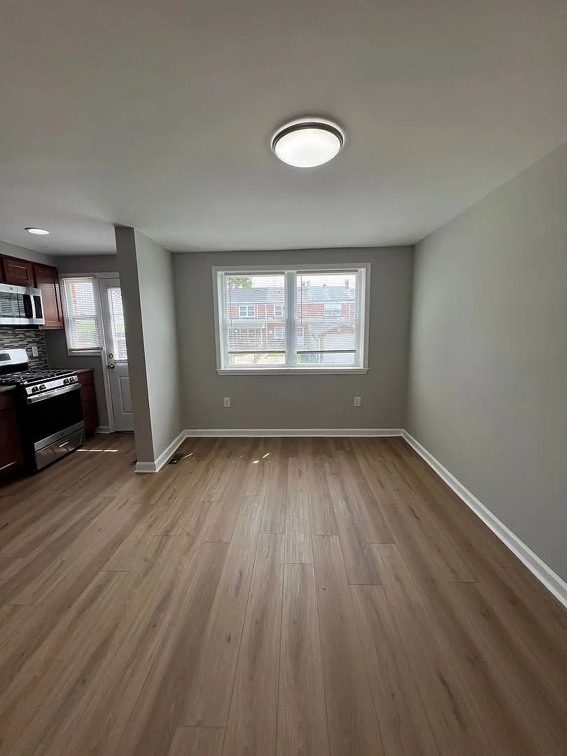 Gorgeous 3 Bedroom Home in Dundalk — Photo 4