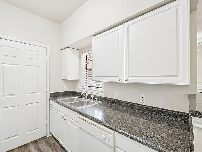 Oaks Riverchase Apartments — Photo 10