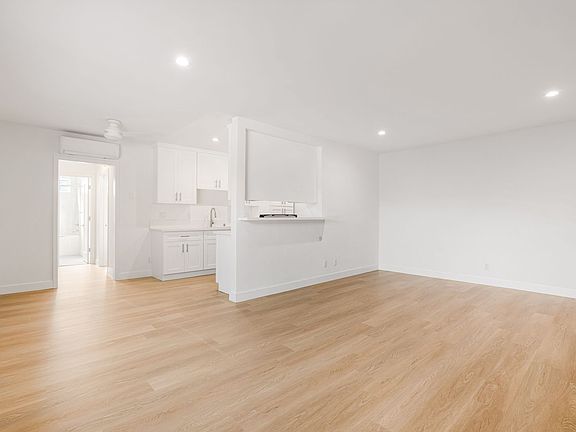 3rd image of 3343 Bagley Ave #16