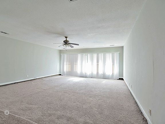 4th image of 425 N Oakley Dr
