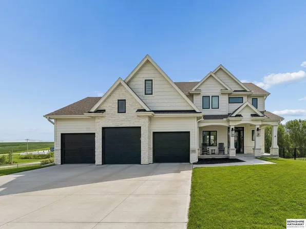 19050 Augusta Cir, Omaha, NE 68136