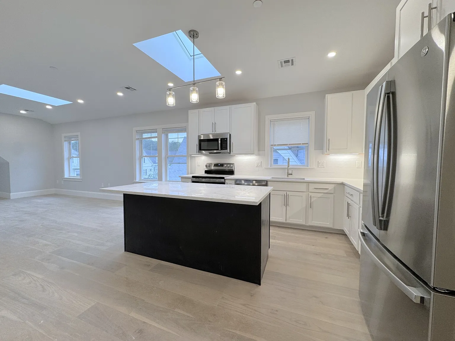 3 bed, 1600 sqft, $4,000 — Photo 3
