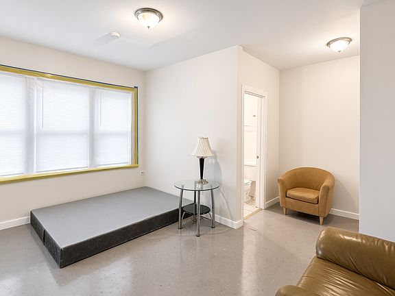 3rd image of 3156 W Warren Blvd #206
