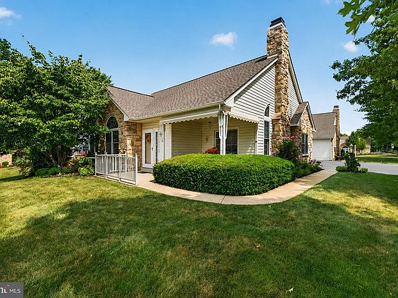 3rd image of 189 Lions Gate Cir