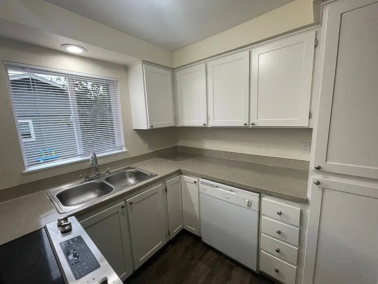 NE34 Duplexes — Photo 9