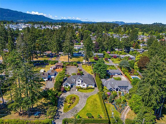 2nd image of 2415 Departure Bay Rd