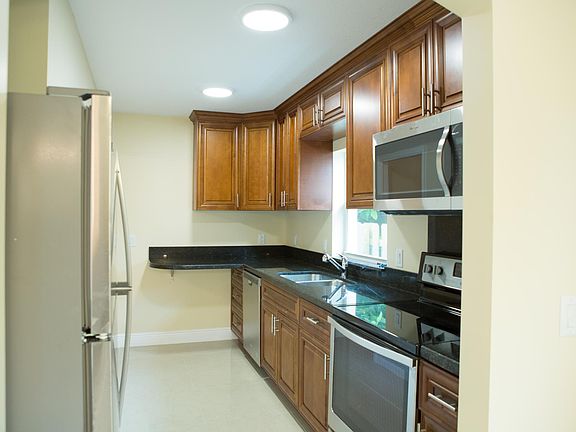 2nd image of 5815 Lincoln St #B