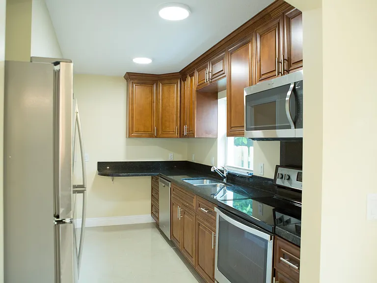 5815 Lincoln St #B — Photo 2