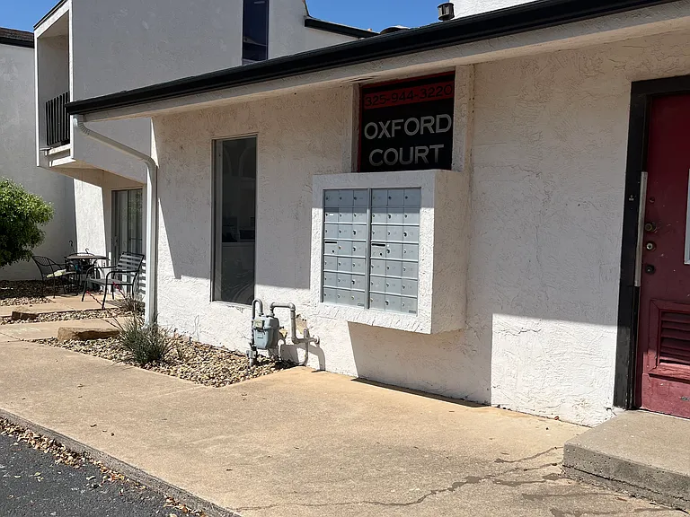 Oxford Court Apartments — Photo 2
