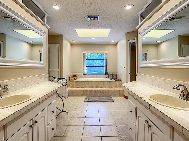 4932 Hidden Oaks Trl — Photo 15