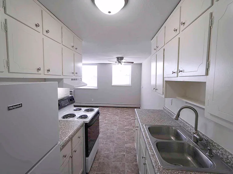 Colonial Terrace — Photo 30