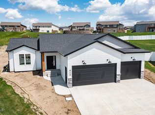 512 Fields Ct SE, Mandan, ND 58554