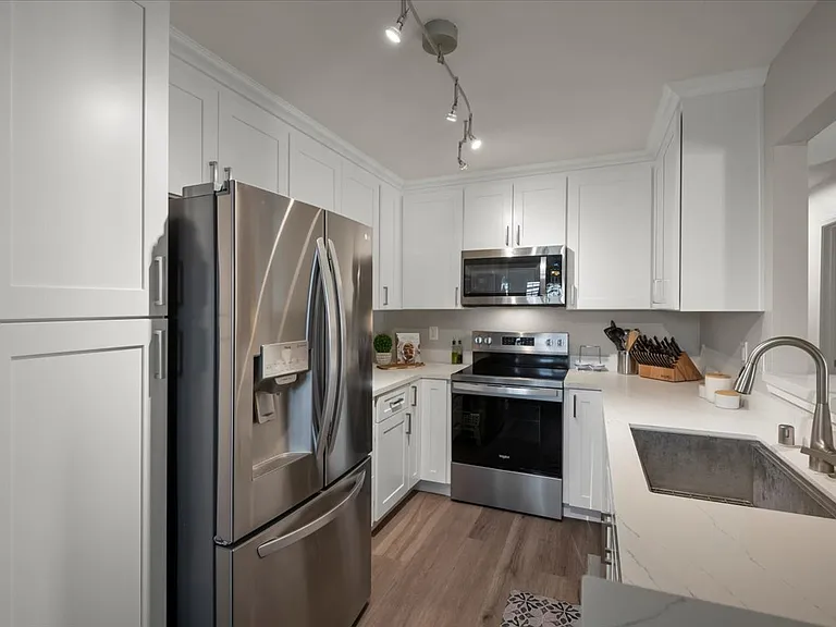 1414 Alma Way — Photo 2