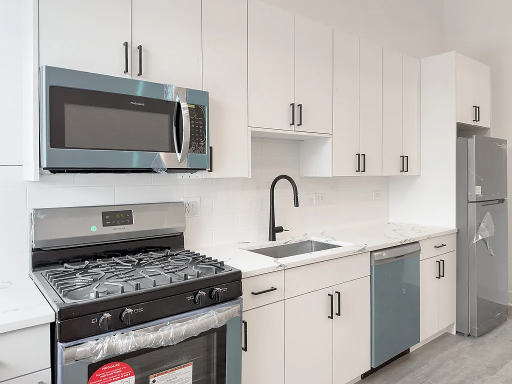 2 bed, 1.0 bath, 842 sqft, $2,600 — Photo 3