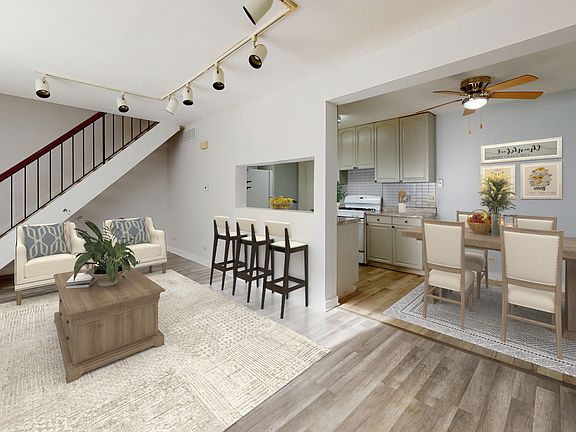 3rd image of 368 Farmingdale Cir