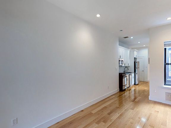5th image of 532 Chauncey St APT 3R
