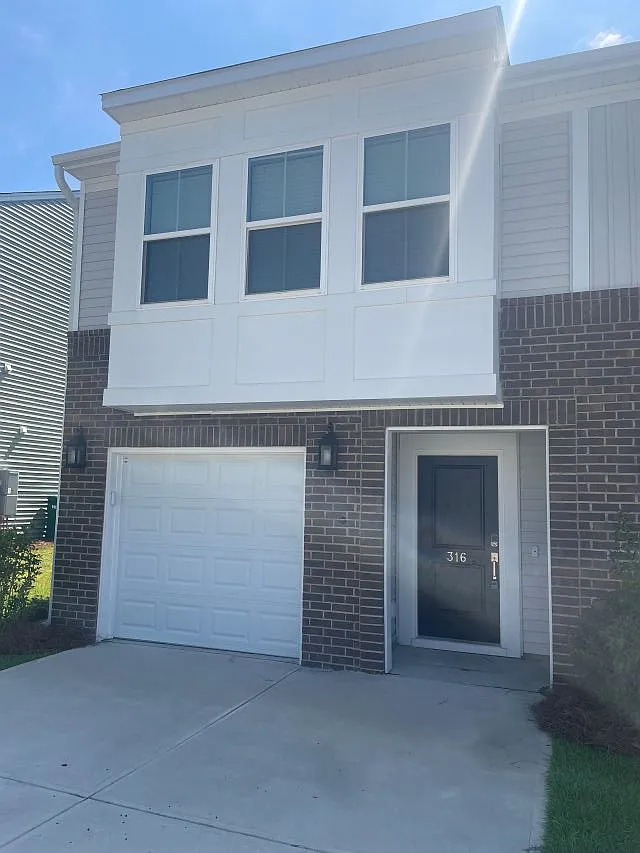 3 bed, 2.5 bath, 1671 sqft, $2,050 — Photo 2