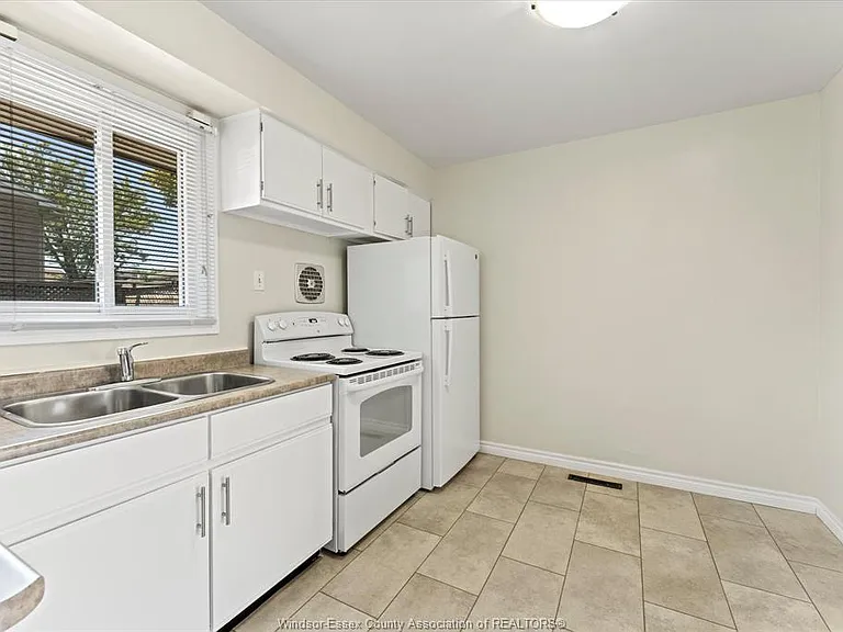 272 Victoria St S #40 — Photo 15