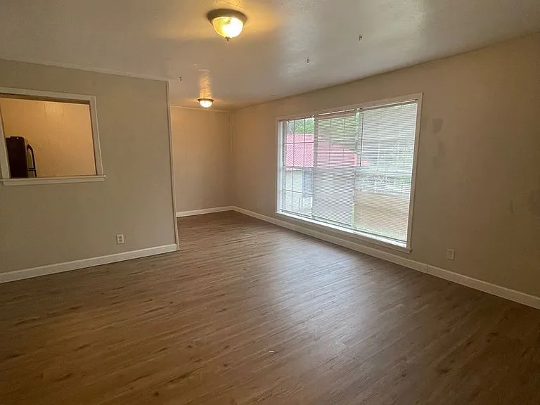 307 Canada St — Photo 3