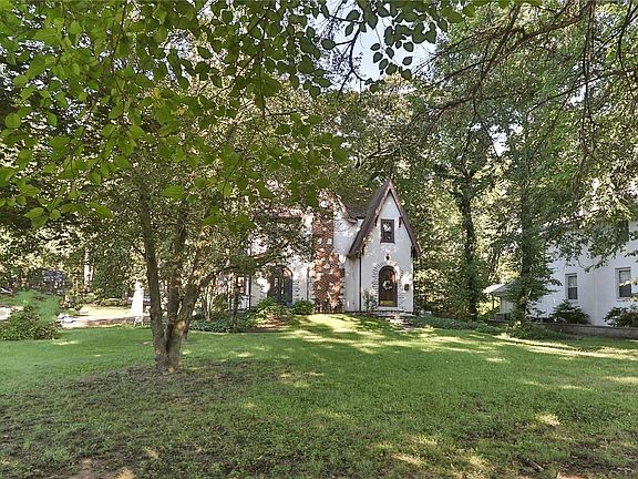 2nd image of 416 N Woodlawn Ave