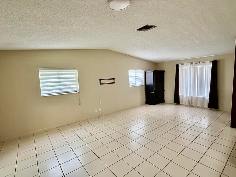 7714 SW 8th Ct — Photo 3