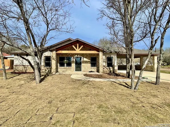 300 BLUEBONNET AVE, Devine, TX 78016