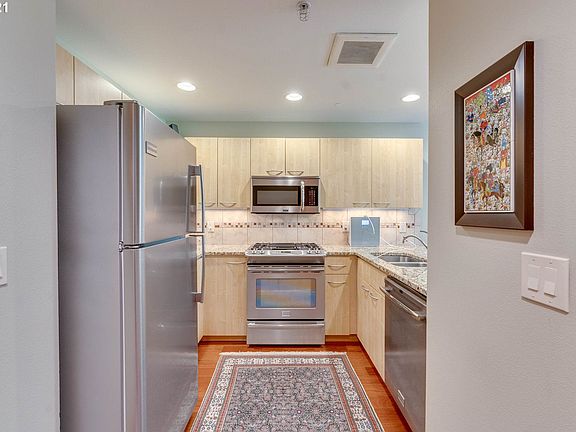 5th image of 300 W 8th St Unit 210