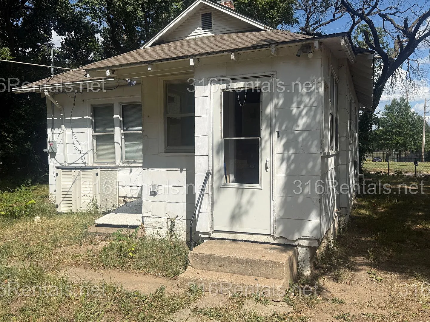 $1195- ** Coming Soon** 3 Bedroom / 1 Bathroom - Single Family Home — Photo 2