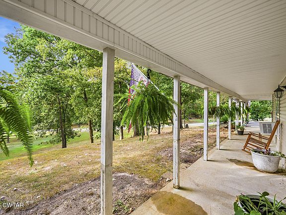 3rd image of 20 Spring Hollow Ln