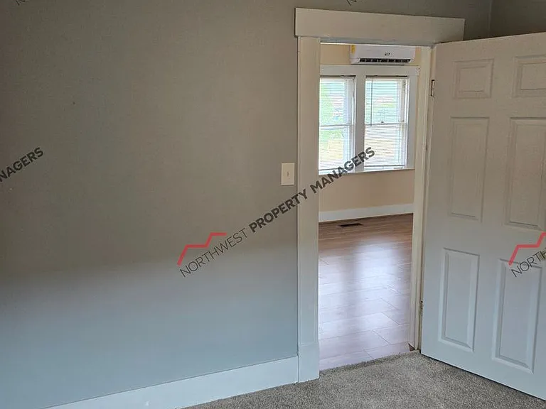 927 Marion St — Photo 12