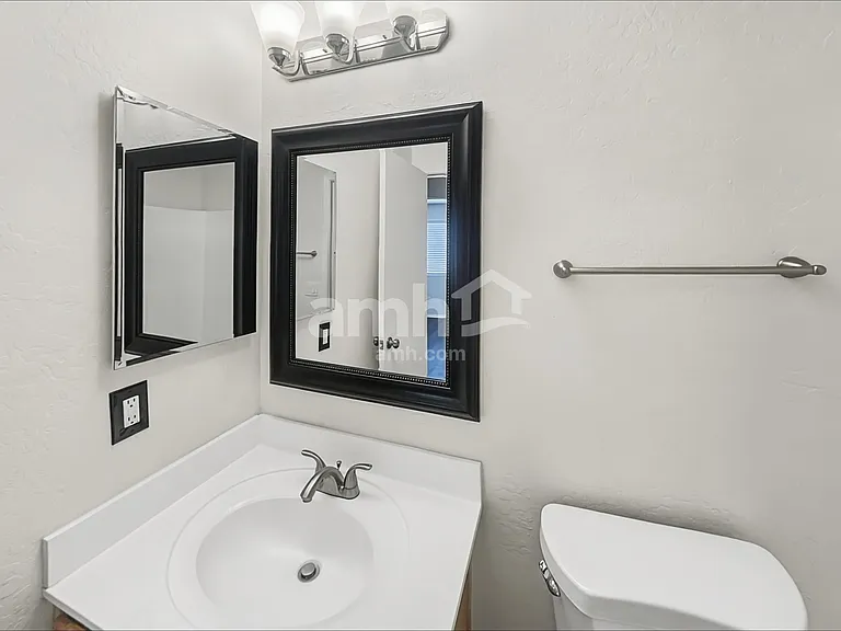 15872 W Adams St — Photo 11