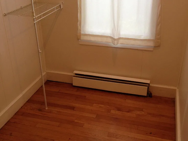 Extra 1/2 room - (5'3"x9'3") Office, walk-in closet or hobby room.