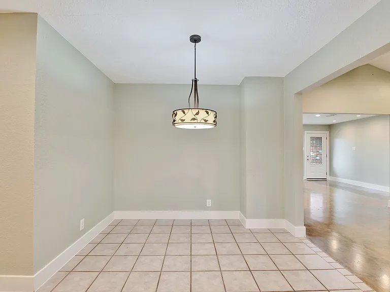 2303 Southern Oaks Dr — Photo 6