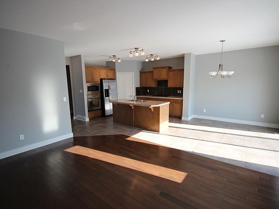 4th image of 1608 Coalbanks Blvd W