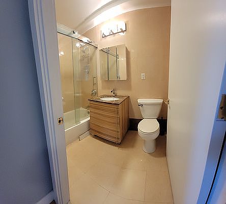 4th image of 2911 12th St #2F