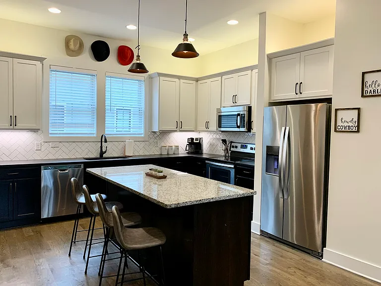 1027 E Trinity Ln — Photo 21